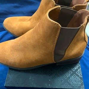 City Streets JC Penny Camel brown bootie size 10m faux suede.